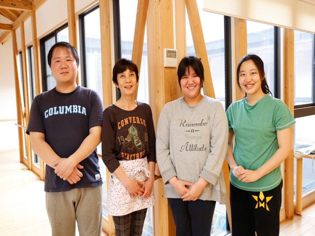 明るい施設のスタッフ スタッフ 笑顔で立つスタッフが皆様をお待ちしています。快適な空間で心地よい日々をサポートいたします。