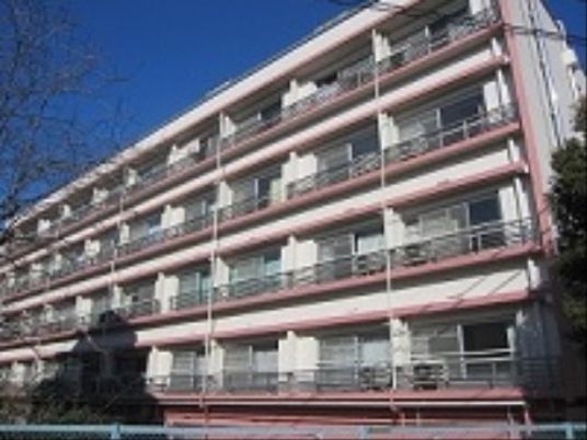 多階層の建物外観
