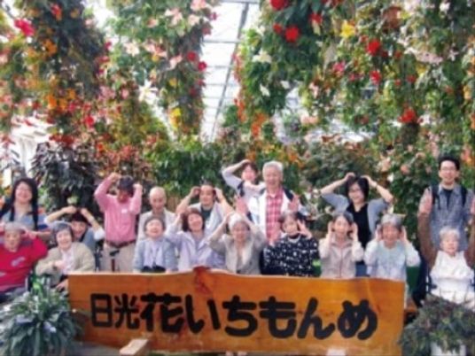 笑顔で挨拶する人たち