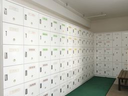 整然と並んだ多数のロッカー