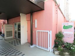 ピンク壁の建物入口