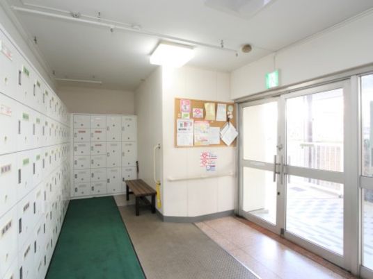 エントランスのロッカーと掲示板