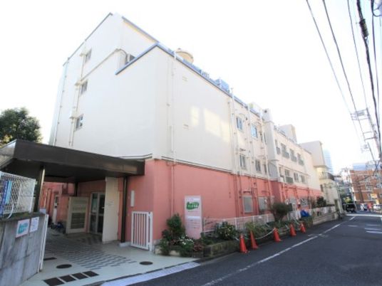 明るい色の建物エントランス