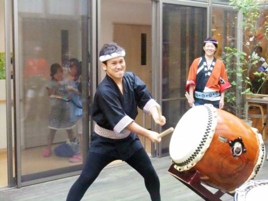 和太鼓を演奏する人々