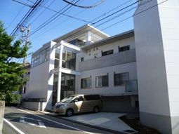 白壁の建物と駐車場