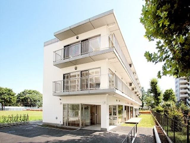 白い建物の明るい外観 外観 日当たりの良い、広々とした敷地に建つ白亜の建物です。新緑が映える爽やかな環境でお仕事をしませんか。