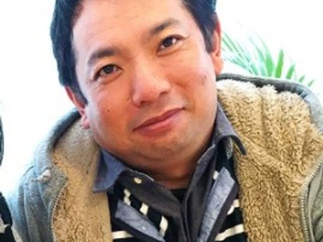 和やかな表情のスタッフ 入居者様 柔らかな笑顔で話に耳を傾けているスタッフが居心地の良い環境を提供しています。ここでは心暖まるケアを目指しています。
