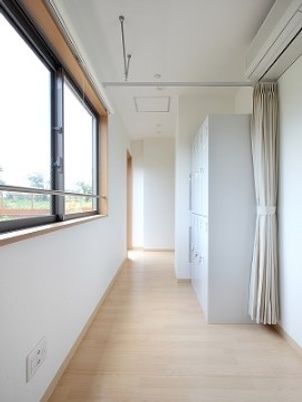 明るく広い廊下