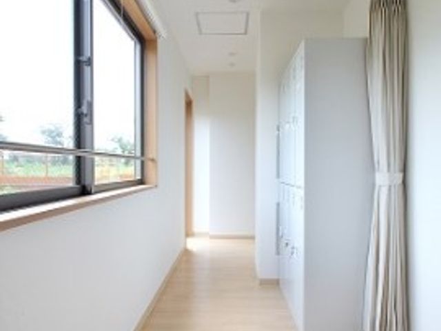 明るく広い廊下 共有スペース 清潔感のあふれる広々とした廊下です。通路もゆったりしており、快適にお過ごしいただけることでしょう。