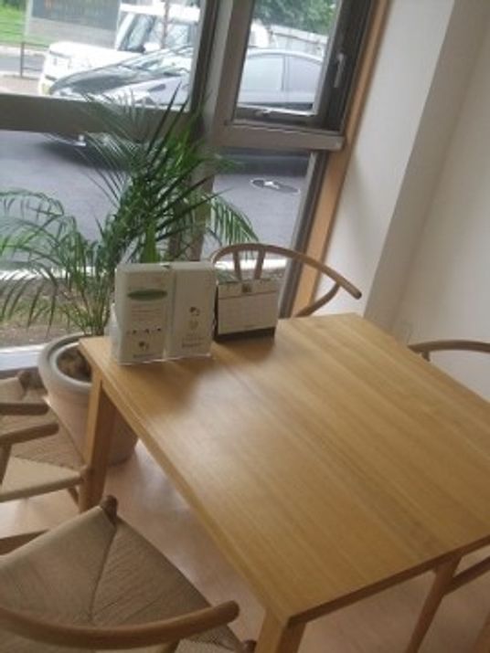 窓際のテーブルと椅子
