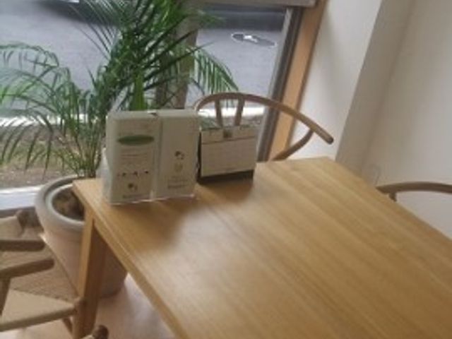 窓際のテーブルと椅子 談話室 窓辺に配されたテーブルセットは、落ち着いた光が差し込み、リラックスできる空間を演出しています。