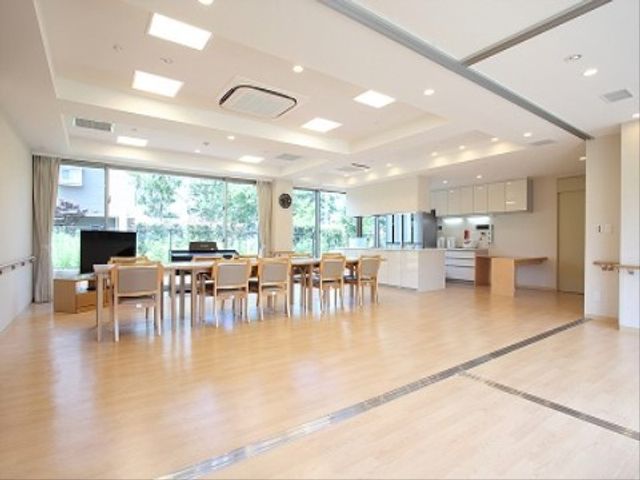 共用スペースとキッチン リビングダイニング 広々としたダイニングルームでは、入居者の皆さんが一緒に食事を楽しまれています。明るく開放感のある空間で、料理も行えるキッチンが備わっています。