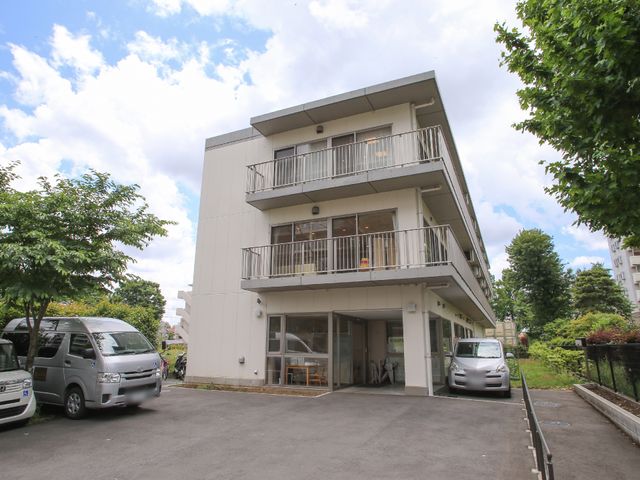 清潔な三階建ての建物 施設外観 開放的な雰囲気のエントランスが、心地よい出勤をお約束いたします。