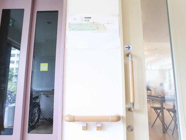 掲示物付きの壁と扉 エレベーター1 明るく開放感あるエントランスです。安心のバリアフリー設計が施されています。