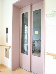 ピンクのエレベーターのドア