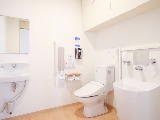 手すり付きトイレ トイレ 安全を配慮したトイレには手すりや非常呼び出し装置が整っています。