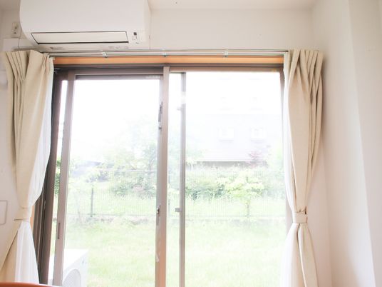 窓から中庭が見える部屋