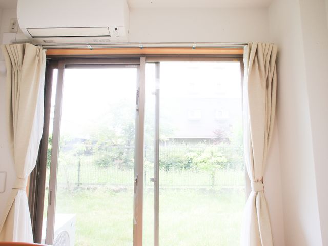 窓から中庭が見える部屋 居室窓 明るく穏やかな光が差し込む居室からは、緑豊かな中庭が望めます。