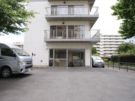 建物の入り口と駐車場