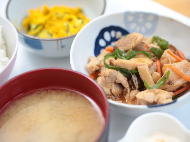 栄養満点の食事 食事 彩り豊かな料理が並び、栄養バランスに配慮されています。