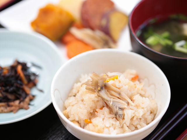 和食の食事セット 食事 栄養満点の和食をバランス良く提供し、食事の時間も楽しみの一つです。