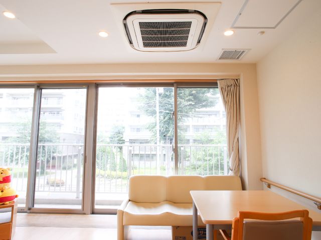 明るいエアコン付リビング 食堂のエアコン 採光がたっぷりの快適空間で、居心地の良さを感じていただけます。