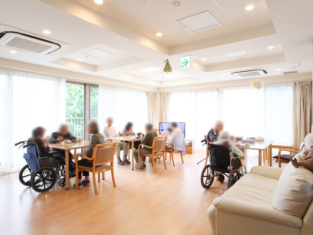 明るいダイニングルーム 明るい食堂 ゆったりとした空間で利用者が食事を楽しんでいます。日差しの優しい窓辺は憩いの場となっています。