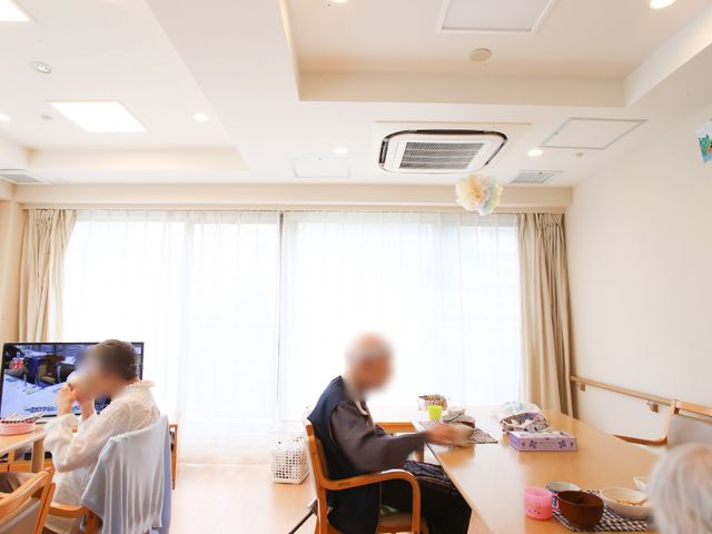 明るいダイニングの様子 食堂（2階・3階） ゆったりとした食事スペースで、利用者同士のコミュニケーションも図れます。