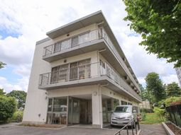 白い建物のエントランス