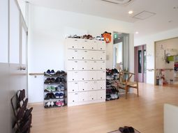 明るいエントランス風景