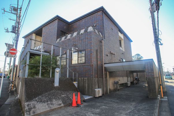 レンガ造りの建物外観