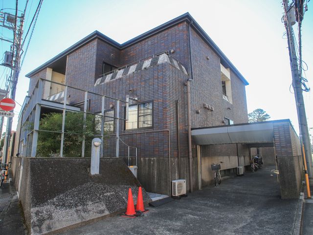 レンガ造りの建物外観 外観 ゆったりとした空間が特徴の明るい建物です。周辺環境も整い、快適な就業場所としてご検討いただけるでしょう。
