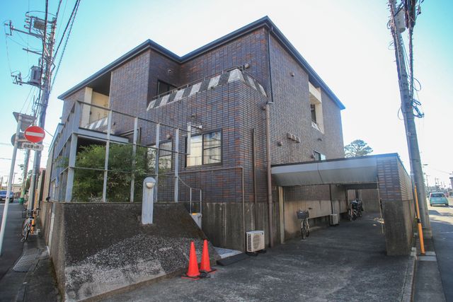 レンガ造りの建物外観 外観 ゆったりとした空間が特徴の明るい建物です。周辺環境も整い、快適な就業場所としてご検討いただけるでしょう。