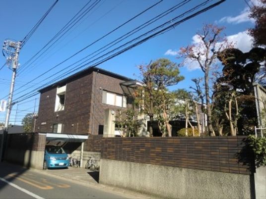 青空に映える建物外観
