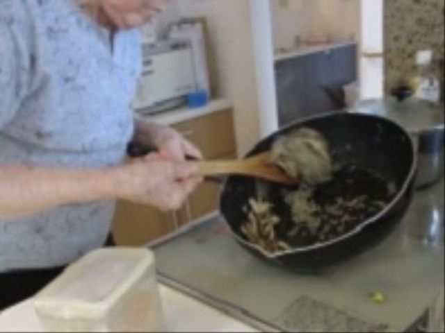 料理をする手元 料理 手際よく調理をされる様子です。共有スペースでの料理は、コミュニケーションの場としても機能しています。
