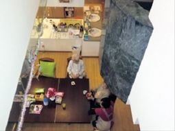 明るい居室の活動風景