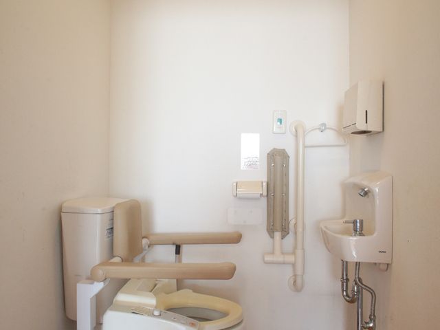 バリアフリートイレ設備 トイレ 広々とした安全なバリアフリーのトイレは、サポートが必要な方々も安心してご使用いただけます。手すりや緊急用コールも完備しており、快適な利用が可能です。