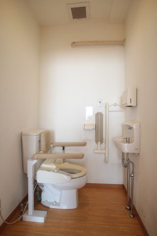 バリアフリートイレ設備 トイレ 広々とした安全なバリアフリーのトイレは、サポートが必要な方々も安心してご使用いただけます。手すりや緊急用コールも完備しており、快適な利用が可能です。