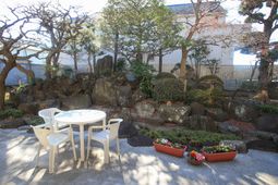 中庭の椅子とテーブル