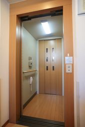 清潔なエレベーター入口