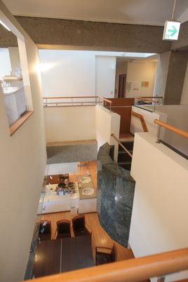 多層構造の共用スペース