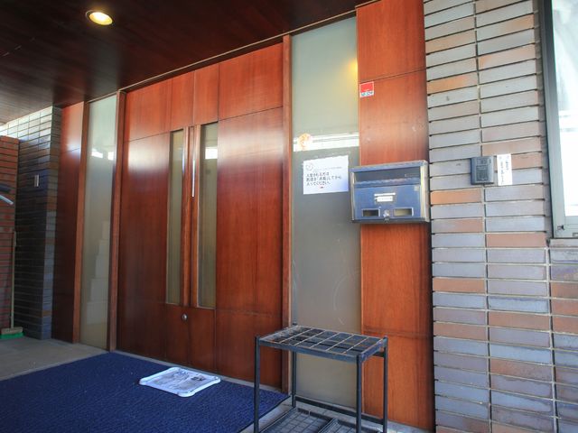 エントランスの外観 玄関 木目調の暖かみが感じられるエントランス。安心して訪れることができる清潔感溢れる空間です。