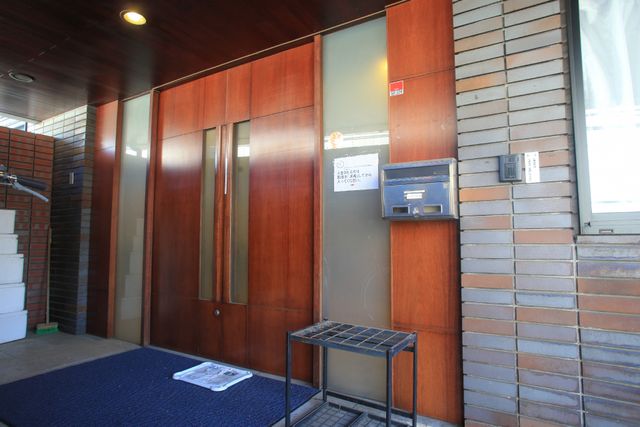 エントランスの外観 玄関 木目調の暖かみが感じられるエントランス。安心して訪れることができる清潔感溢れる空間です。