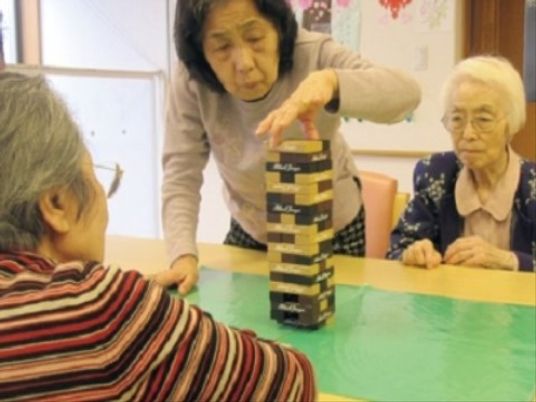 高齢者がゲームを楽しむ