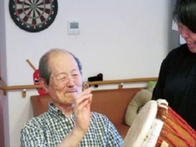 笑顔交わす居室の様子 レクリエーション 笑顔あふれるあたたかな居室で、心地よい時間を過ごしている様子が伺えます。ゆとりある空間でのコミュニケーションが、ここでの生活を豊かにしています。