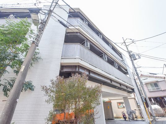 白壁の建物とエントランス