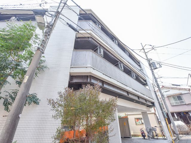白壁の建物とエントランス 外観 明るく清潔感のあるエントランスが迎えてくれます。