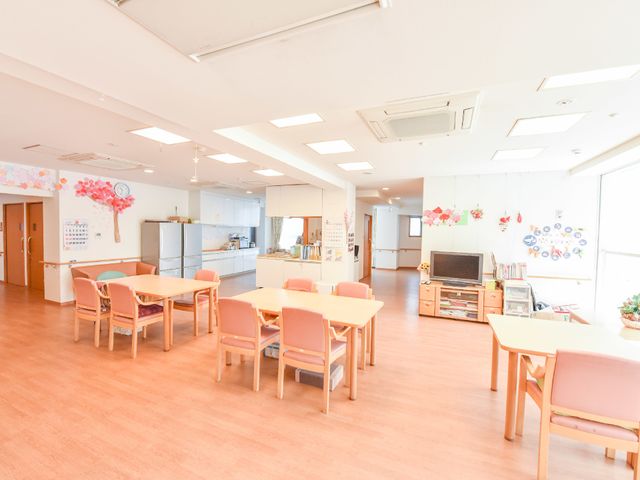 明るく広々とした食堂 キッチン・リビングダイニング 心地よい光が差し込むダイニングで、ゆったりとした食事の時間を。