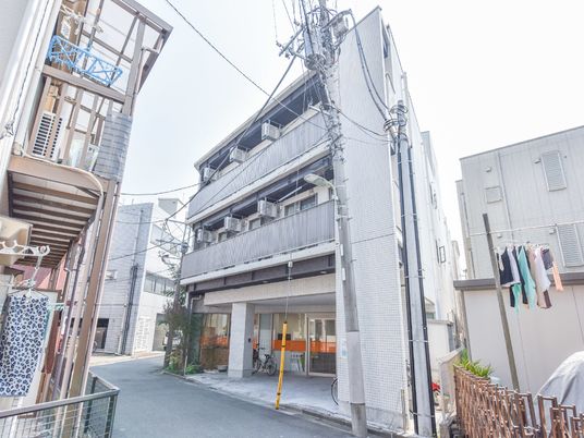 多層ビルのエントランス