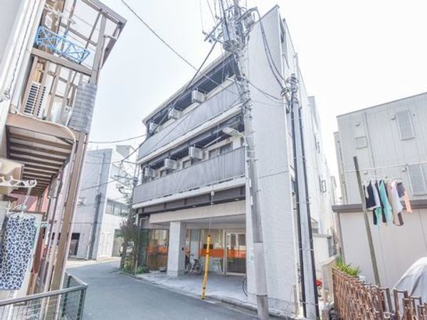 都会に佇む施設外観